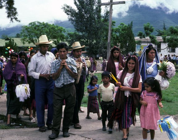 Chirimías y tambor acompañando una procesión