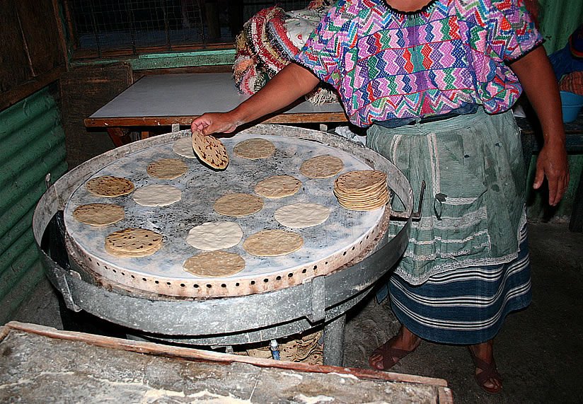 Tortillas cociéndose en un comal grande