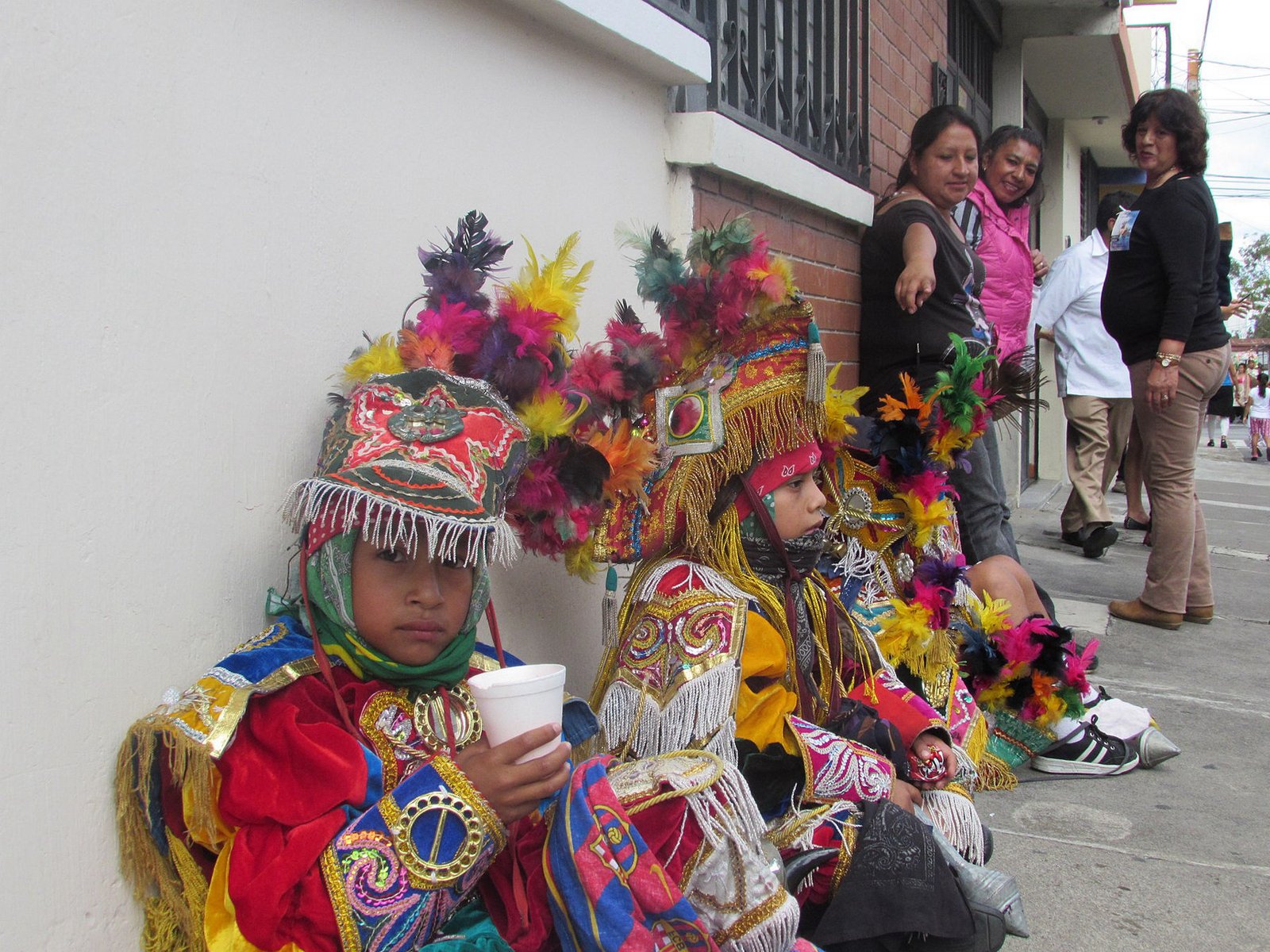 Niños con trajes y máscaras del Baile de la Conquista