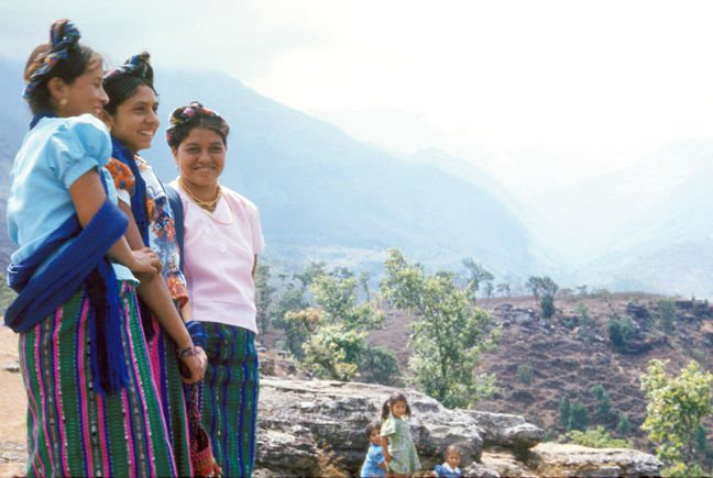 Tres mujeres con traje típico en el camino entre Jacaltenango y San Marcos