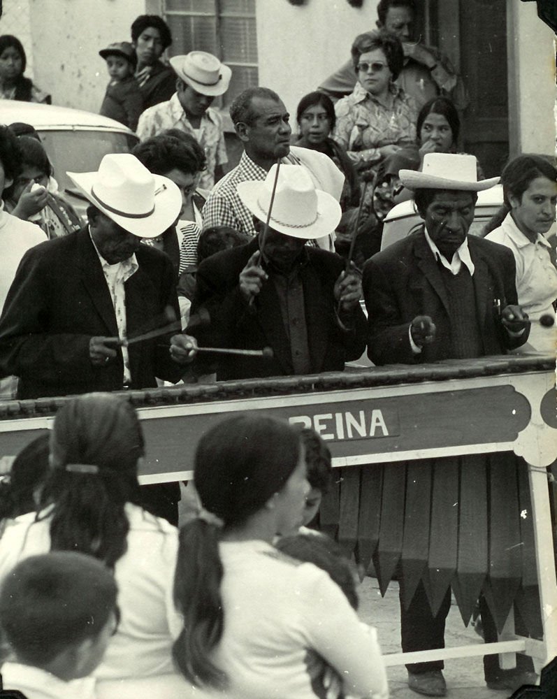 Músicos tocando marimba